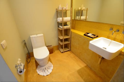 Standard Room, 2 Twin Beds (Garden Wing) | Bathroom | Shower, eco-friendly toiletries, hair dryer, bidet