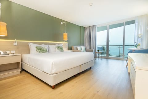 Habitación Doble Estándar con vista al mar | Premium bedding, minibar, in-room safe, desk