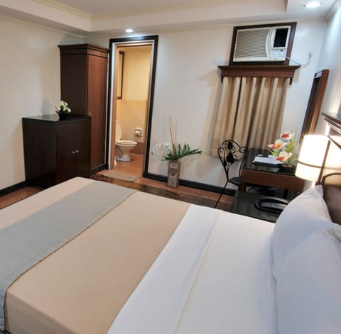 Deluxe Room, 1 Queen Bed | Minibar, desk, rollaway beds, free WiFi