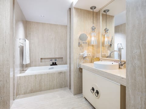 ARTSY Suite | Bathroom | Shower, free toiletries, hair dryer, bathrobes