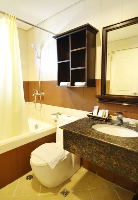 Suite, 3 Bedrooms | Bathroom | Free toiletries, hair dryer, slippers, bidet