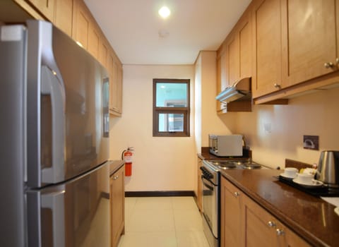 Suite, 2 Bedrooms | Private kitchenette | Fridge, microwave, oven, stovetop