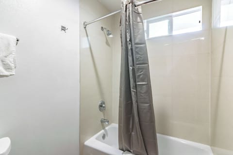 Standard Room, 1 King Bed, Accessible, Non Smoking | Accessible bathroom