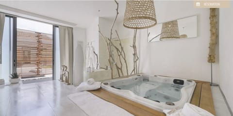 Suite, Hot Tub (Zen) | Jetted tub