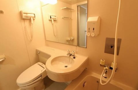Triple Room, Smoking | Bathroom | Combined shower/tub, free toiletries, hair dryer, bidet