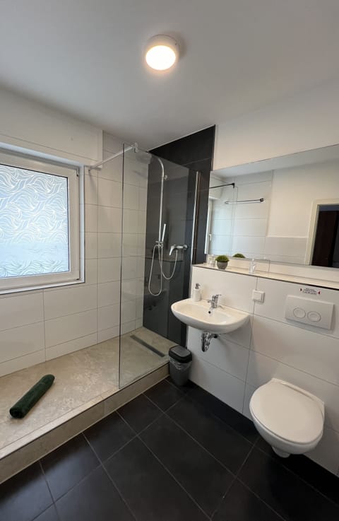 Double Room | Bathroom | Shower, rainfall showerhead, free toiletries, hair dryer