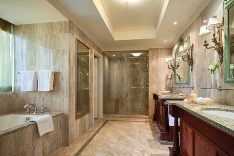 Presidential Suite | Bathroom | Separate tub and shower, free toiletries, hair dryer, bathrobes