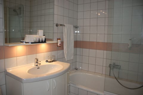 Junior Suite, Bathtub | Bathroom | Eco-friendly toiletries, hair dryer, towels