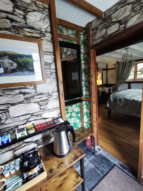 Cottage | Blackout drapes, iron/ironing board, free WiFi, bed sheets