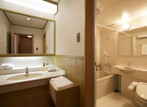 Combined shower/tub, free toiletries, hair dryer, slippers