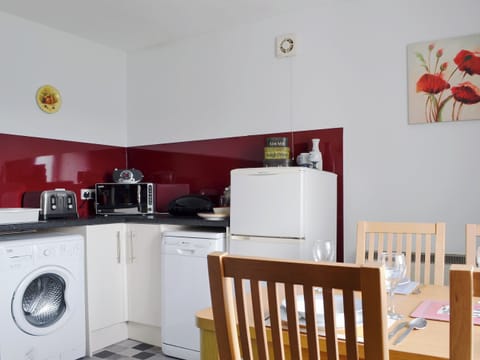 Well equipped kitchen/ dining room | Tote Cottage, Skeabost Bridge