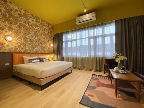 Signature Room | In-room safe, blackout drapes, free WiFi, bed sheets