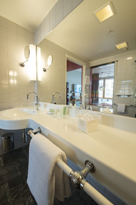 Superior Double or Twin Room | Bathroom | Shower, rainfall showerhead, designer toiletries, hair dryer