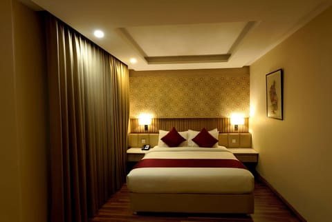 Deluxe Room, 1 King Bed, Smoking | Minibar, in-room safe, individually decorated, individually furnished