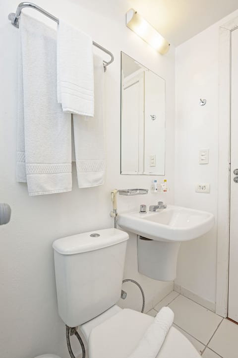 Standard Twin Room (Beliche) | Bathroom | Shower, rainfall showerhead, towels