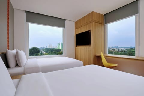 Deluxe Room, 2 Twin Beds | Minibar, in-room safe, desk, laptop workspace