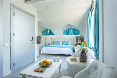 Roof Room | Premium bedding, minibar, in-room safe, laptop workspace