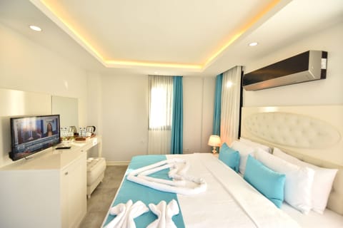 Superior Room,Swimming Pool Access | Premium bedding, minibar, in-room safe, laptop workspace