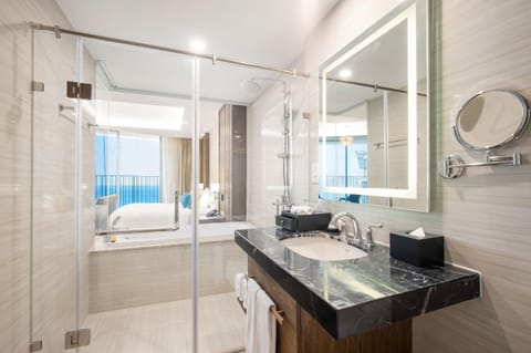 Executive Ocean View | Bathroom | Shower, rainfall showerhead, free toiletries, hair dryer