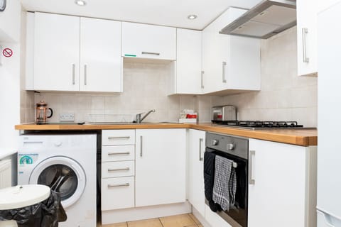 NHS or Key Workers Emergency Accommodation - (Fully Cleaned and Can Accept Pets) | Private kitchen | Full-size fridge, microwave, oven, stovetop