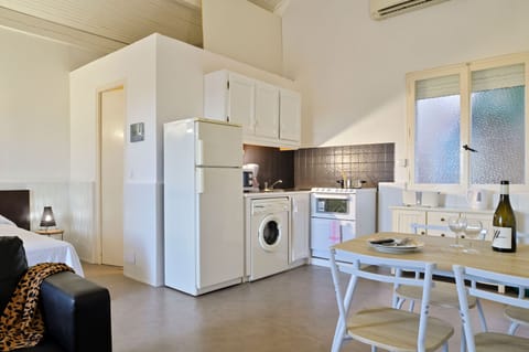 Studio | Private kitchen | Full-size fridge, microwave, oven, stovetop