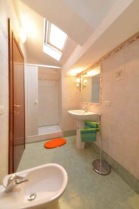 Studio | Bathroom | Shower, hair dryer, towels