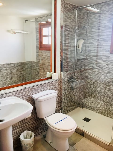 Standard Double Room | Bathroom shower