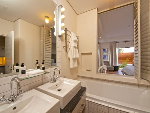 Luxury Room | Bathroom | Separate tub and shower, free toiletries, hair dryer, bathrobes