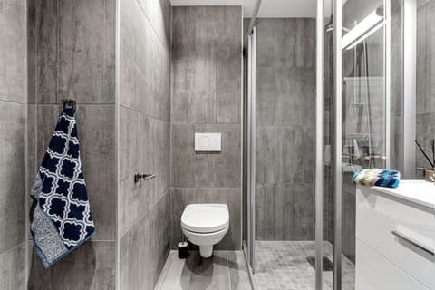 Apartment, 2 Bedrooms, Balcony | Bathroom | Shower, towels