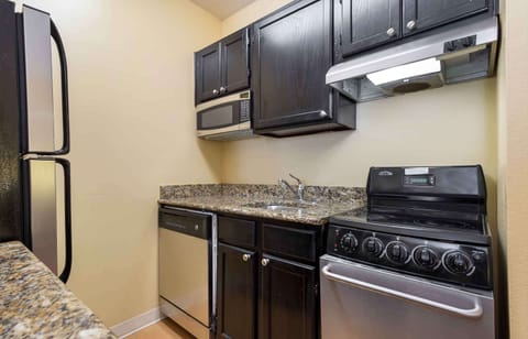 Deluxe Studio, 1 Queen Bed, Non Smoking, Refrigerator & Microwave | Private kitchen | Fridge, microwave, stovetop, dishwasher