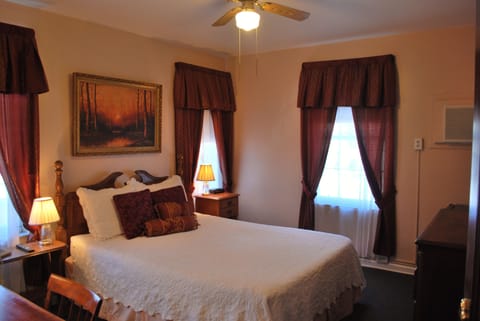 Standard Room, 1 Queen Bed | Individually decorated, individually furnished, iron/ironing board