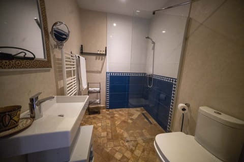 Suite (Rmilat) | Bathroom | Hair dryer, towels, shampoo, toilet paper