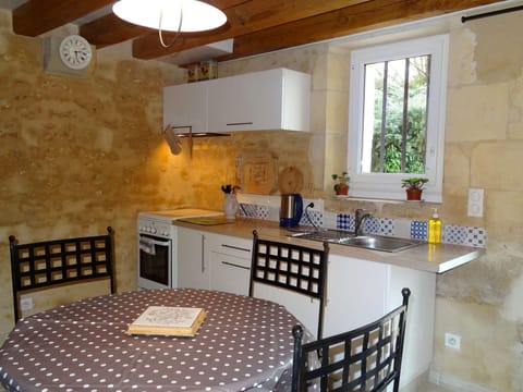 Romantic Cottage, Garden View (Le Pigeonnier de Gondière) | Private kitchen