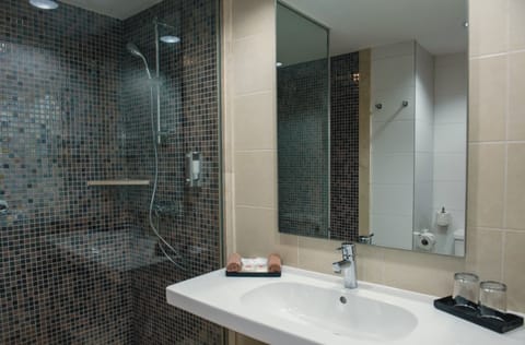 Combined shower/tub, eco-friendly toiletries, hair dryer, towels