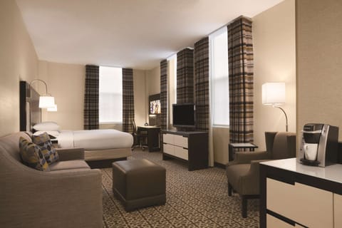 Deluxe Room | Premium bedding, in-room safe, desk, blackout drapes