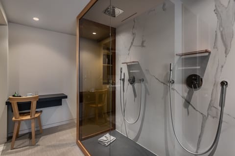 Suite Geneva | Bathroom | Free toiletries, hair dryer, towels