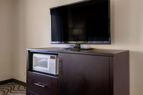 Suite, 1 King Bed | Desk, laptop workspace, iron/ironing board, free cribs/infant beds