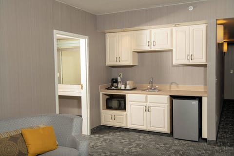 Suite, 1 Bedroom | Private kitchen | Fridge, microwave, coffee/tea maker