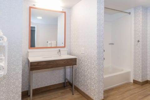 Suite, 1 Bedroom, Non Smoking | Bathroom | Combined shower/tub, designer toiletries, hair dryer, towels