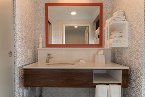 Suite, One King Bed, Non-Smoking | Bathroom | Combined shower/tub, designer toiletries, hair dryer, towels