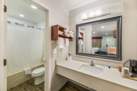 Standard Room, 1 Queen Bed, Smoking | Bathroom | Combined shower/tub, hair dryer, towels