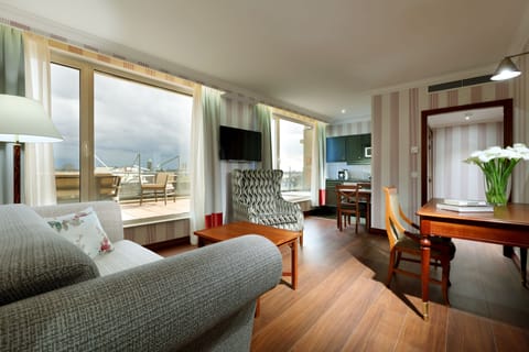 Minibar, in-room safe, individually decorated, desk