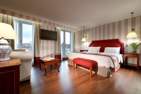 Deluxe Double Room | Minibar, in-room safe, individually decorated, desk
