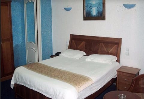 Deluxe room with queen bed | Premium bedding, minibar, desk, free WiFi