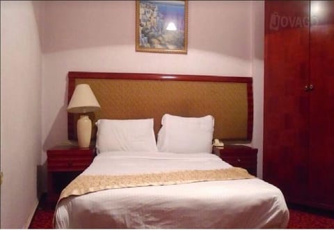 Deluxe room with queen bed | Premium bedding, minibar, desk, free WiFi