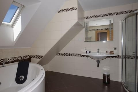Luxury Apartment | Bathroom | Shower, designer toiletries, hair dryer, towels