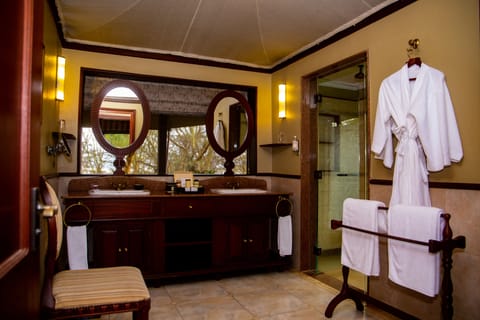 Deluxe Tent | Bathroom | Shower, eco-friendly toiletries, hair dryer, bathrobes