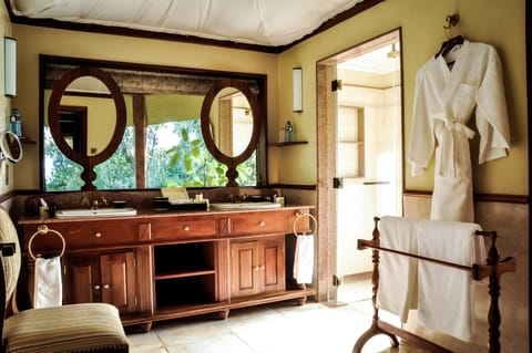 Deluxe Tent | Bathroom | Shower, eco-friendly toiletries, hair dryer, bathrobes