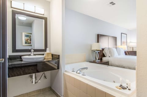 Suite, 1 King Bed, Jetted Tub | Bathroom | Combined shower/tub, towels