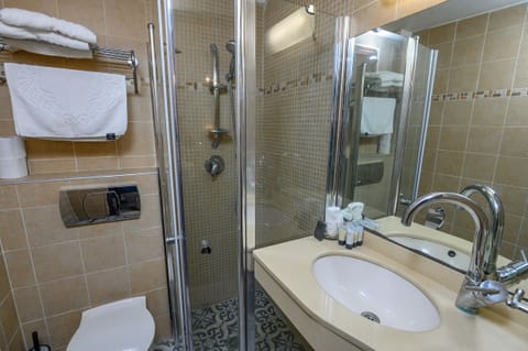 Basic Suite, Balcony | Bathroom | Designer toiletries, hair dryer, towels